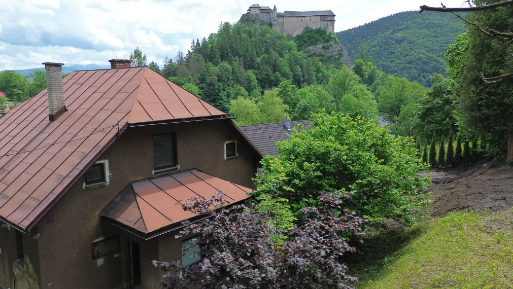 ORAVSKÝ PODZÁMOK - PODPIVNIČENÝ 3i RODINNÝ DOM S VÝHĽADOM NA HRAD - SAMOSTATNE STOJACI S VEĽKÝM POZEMKOM